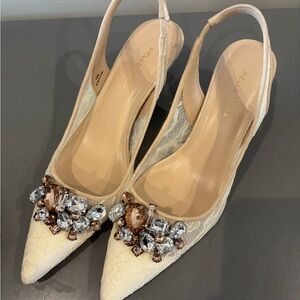 Pelle Moda Adenn
Kitten Heel Sling-Back
Pump Beige